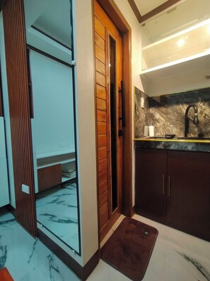 Studio Suite, quang cảnh vườn | Phòng tắm | Bồn tắm, khăn tắm, xà phòng, dầu gội 