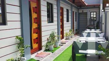 Suíte estúdio, vista para o jardim | Opções para refeição ao ar livre