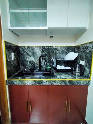 Studio Suite, quang cảnh vườn | Bếp riêng | Tủ lạnh nhỏ, máy rửa bát, dụng cụ nấu nướng/bát dĩa/dao nĩa 