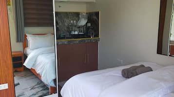 Studio Suite, Garden View | Desk, free WiFi