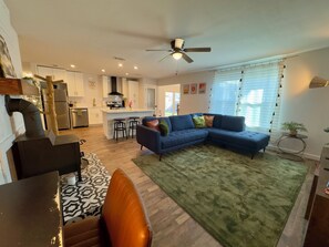 Smart TV, table football, books, stereo - Modern 4BR Retreat in Denton  Stylishly Remodeled (Denton)