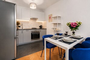 Deluxe Apartment, Non Smoking | Dapur peribadi | Cerek elektrik, meja makan 