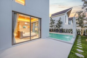 Voorkant accommodatie - avond/nacht