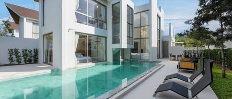 ดีลักซ์วิลล่า, 3 ห้องนอน, สระว่ายน้ำส่วนตัว, วิวสระว่ายน้ำ | โต๊ะทำงาน, พื้นที่ทำงานแบบใช้แล็ปท็อป, เตารีด/โต๊ะรีดผ้า