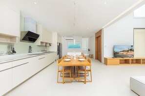 Deluxe villa, 3 slaapkamers, privézwembad, uitzicht op zwembad | Dineren