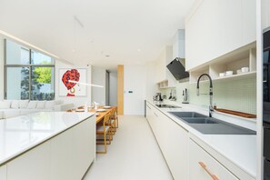 Deluxe villa, 3 slaapkamers, privézwembad, uitzicht op zwembad | Privékeuken | Een koelkast met diepvriezer, een microgolfoven, een oven, een kookplaat