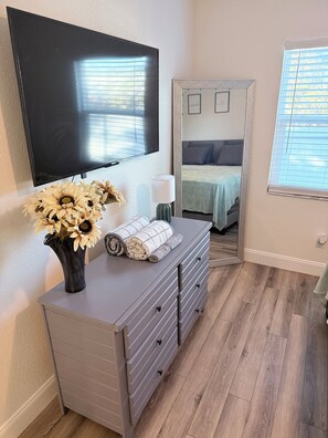 2 bedrooms, iron/ironing board, free WiFi, bed sheets - Hidden Gem in Tampa. Cozy, comfortable and great location (Tampa)