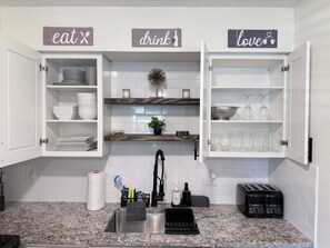 Fridge, microwave, oven, stovetop - Hidden Gem in Tampa. Cozy, comfortable and great location (Tampa)