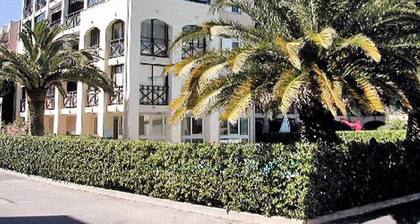 2 Rooms for 4 People