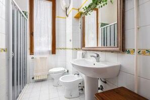 Shower, hair dryer, bidet, towels - Florence Loft (Firenze)