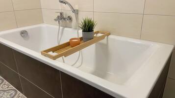 Haartrockner, Handtücher, Seife, Toilettenpapier