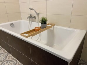 Sèche-cheveux, serviettes fournies, savon, papier toilette