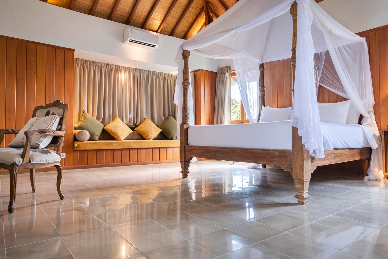 Premium bedding, laptop workspace, free WiFi, bed sheets