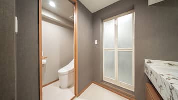 Deluxe Double Room, Non Smoking | Bathroom | Combined shower/bathtub, free toiletries, hair dryer, bathrobes