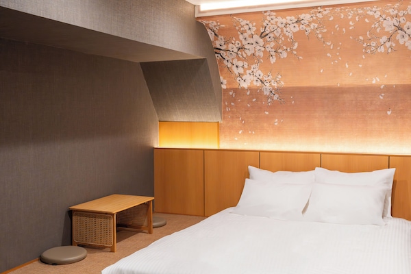 Habitación doble Deluxe, para no fumadores | Tabla de planchar con plancha, wifi gratis y ropa de cama