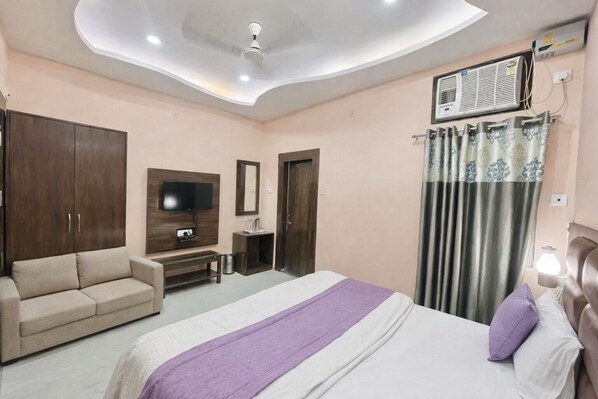 Standard Double Room, Air conditioning | Hypo-allergenic bedding, desk, soundproofing, free WiFi - Hotel The Manor Near Vishwanath Temple  (Varanasi)