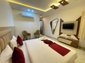 Superior Double Room, Penyaman udara | Peralatan tempat tidur hipoalergenik, meja, kalis bunyi, Wi-fi percuma 