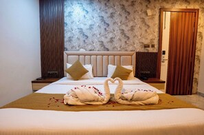 Hypo-allergenic bedding, desk, soundproofing, free WiFi - Hotel The Manor Near Vishwanath Temple  (Varanasi)