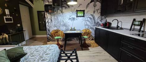 Schreibtisch, Verdunkelungsvorhänge, Bügeleisen/Bügelbrett