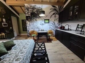 Estudio Deluxe | Escritorio, cortinas blackout y tabla de planchar con plancha 