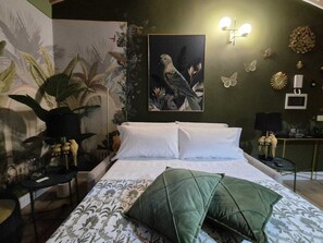 Escritorio, cortinas blackout y tabla de planchar con plancha 