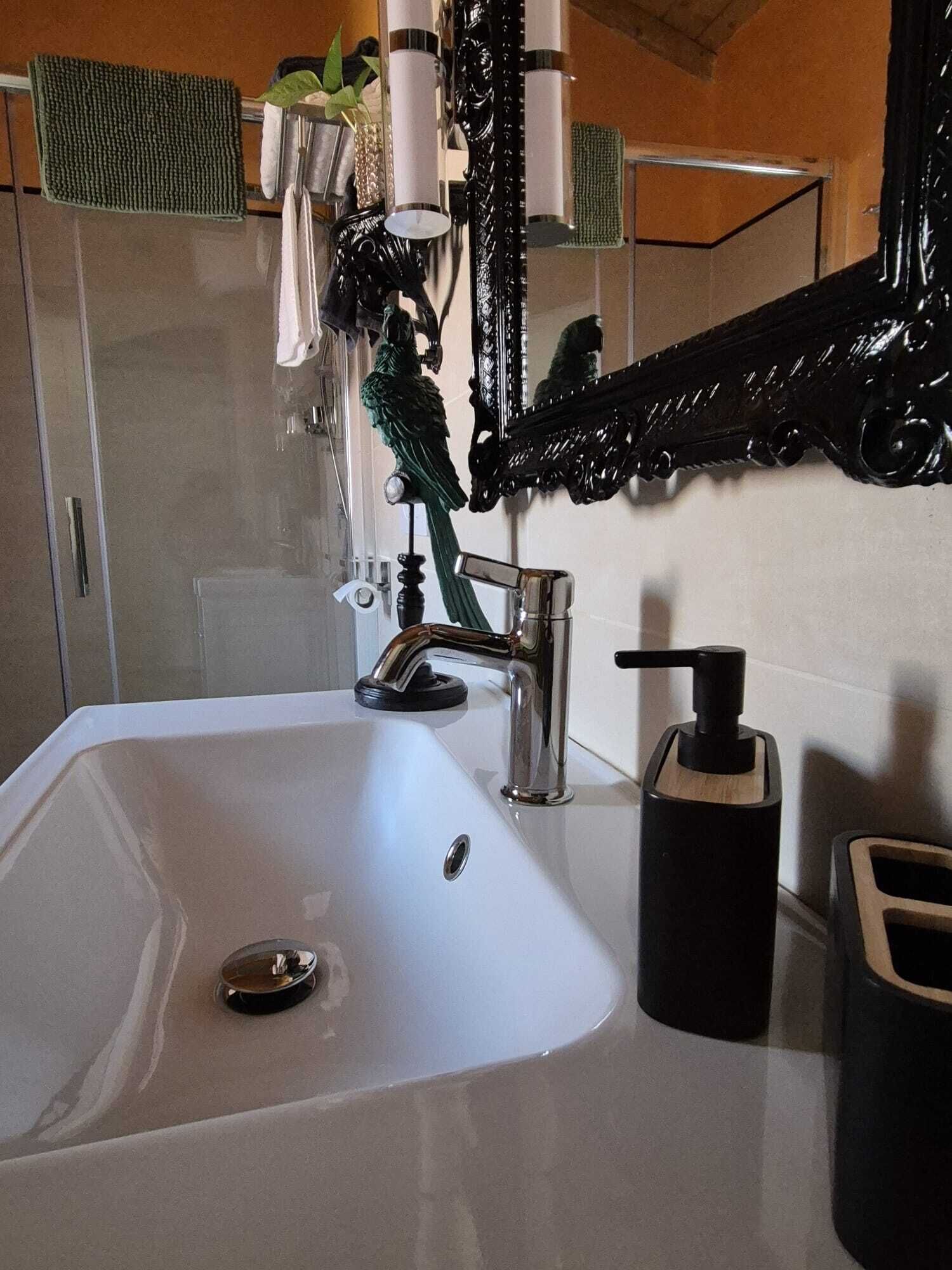 Studio – deluxe | Bad | Dusj, hårføner, håndklær og såpe