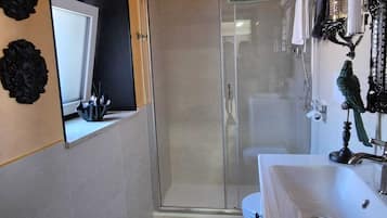 Studio – deluxe | Bad | Dusj, hårføner, håndklær og såpe
