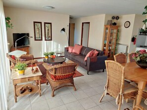 Living room - Fantastic Holiday Home by the sea (Sint Maartensvlotbrug)