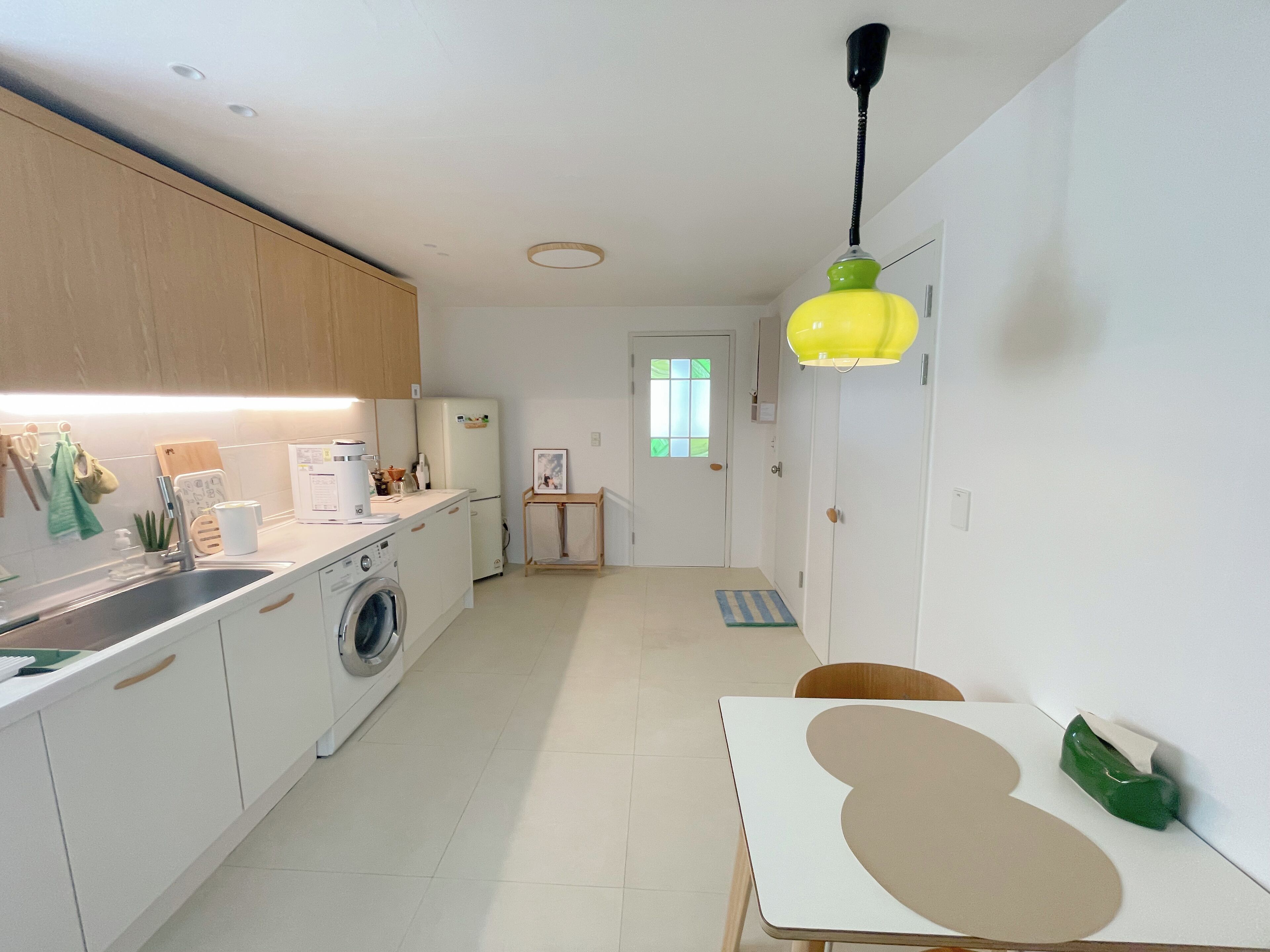 雪櫃、微波爐、咖啡機/沖茶器、電熱水壺