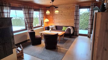 Smart-TV, Kamin, Bücher, Stereoanlage