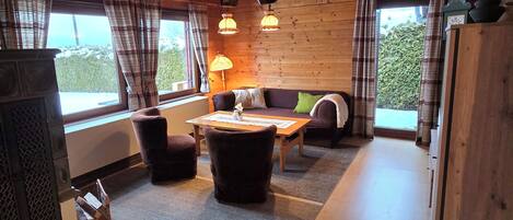 Smart TV, chimenea, libros y estéreo