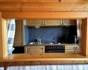 Fridge, oven, stovetop, dishwasher - The smuggler's hut. Tiled stove, edge of the forest, fenced, up to 3 dogs welcome (Grafenau)