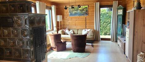 Smart TV, chimenea, libros, estéreo