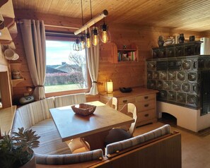 Dining - The smuggler's hut. Tiled stove, edge of the forest, fenced, up to 3 dogs welcome (Grafenau)