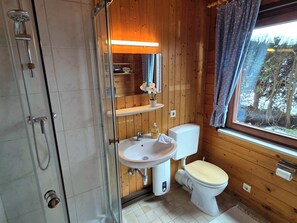 Shower, hair dryer, towels, soap - Quiet vacation home with dog - fenced garden on the edge of the forest (Grafenau)