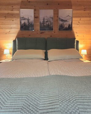 2 bedrooms, free WiFi, bed sheets - The smuggler's hut. Tiled stove, edge of the forest, fenced, up to 3 dogs welcome (Grafenau)