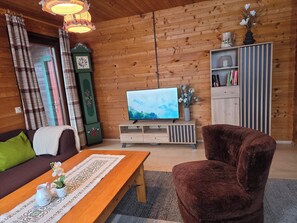 Smart-TV, Kamin, Bücher, Stereoanlage