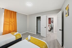 Tabla de planchar con plancha, wifi y ropa de cama 