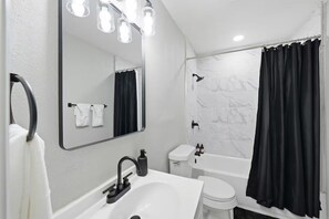 Doccia, asciugacapelli, asciugamani, sapone