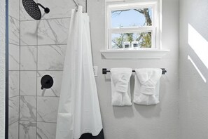 Shower, hair dryer, towels, soap - Urban Luxe Retreat, 5 Minutes to FIFA Fan Festival (Dallas)