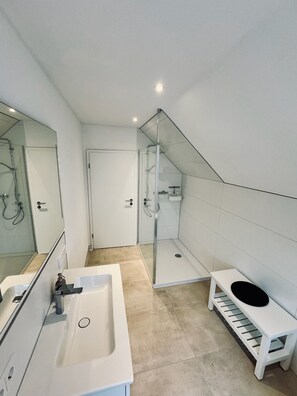 Dusche, Haartrockner, Handtücher, Seife