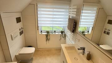 Dusche, Haartrockner, Handtücher, Seife