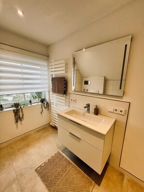 Suihku, hiustenkuivaaja, pyyhkeet, saippua