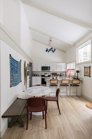 Dining - Pine & Plaid - Designer Cabin - Pool Spa Golf - 4-Season Escape (Hartford)