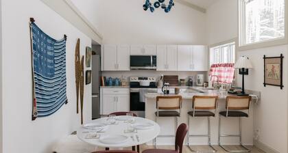 Pine & Plaid - Designer Cabin - Pool Spa Golf - 4-Season Escape