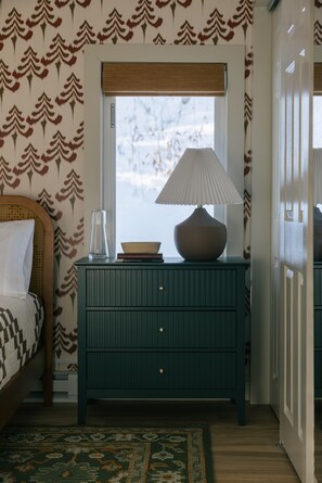 4 bedrooms, desk, iron/ironing board, free WiFi - Pine & Plaid - Designer Cabin - Pool Spa Golf - 4-Season Escape (Hartford)