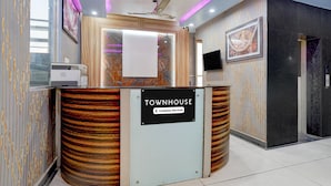 Un mostrador de recepción con un letrero que dice 'TOWNHOUSE Company-Serviced'.