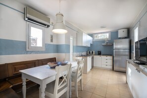 Microwave, oven, stovetop, dishwasher - Large Villa just steps from the Private Beach (Geremeas)