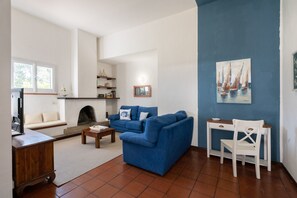 Televisión y chimenea