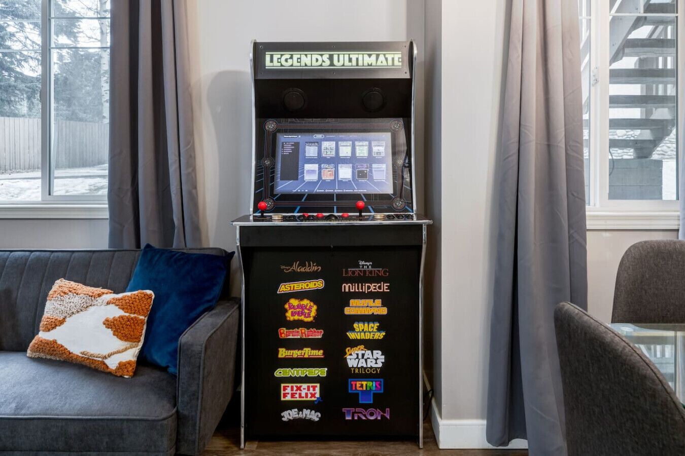 Una consola de videojuegos retro con una selección de títulos de juegos mostrados a un lado.
